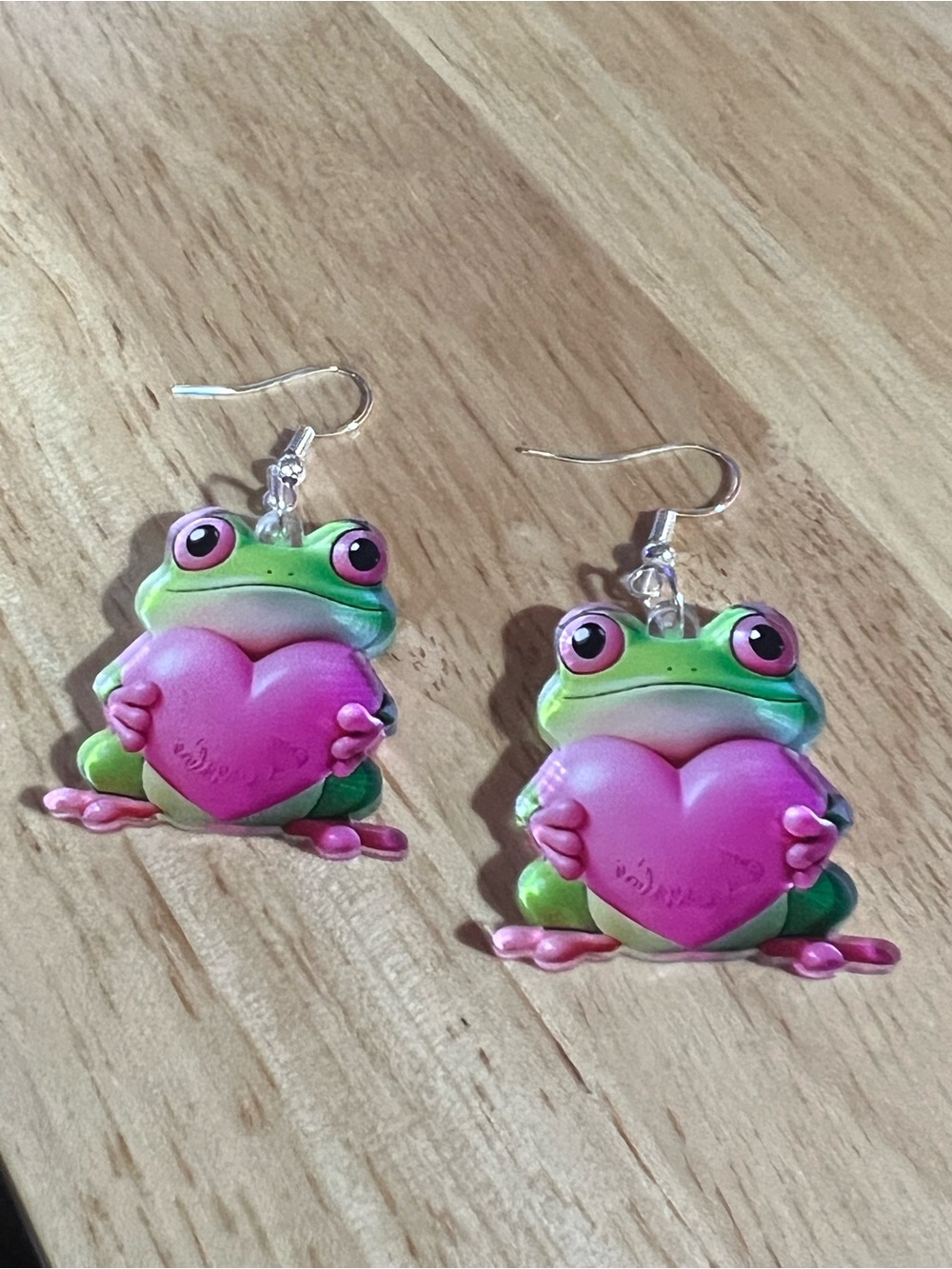 Cute Green Frog Earrings Holding Pink Hearts E69 - Picture 2 of 4